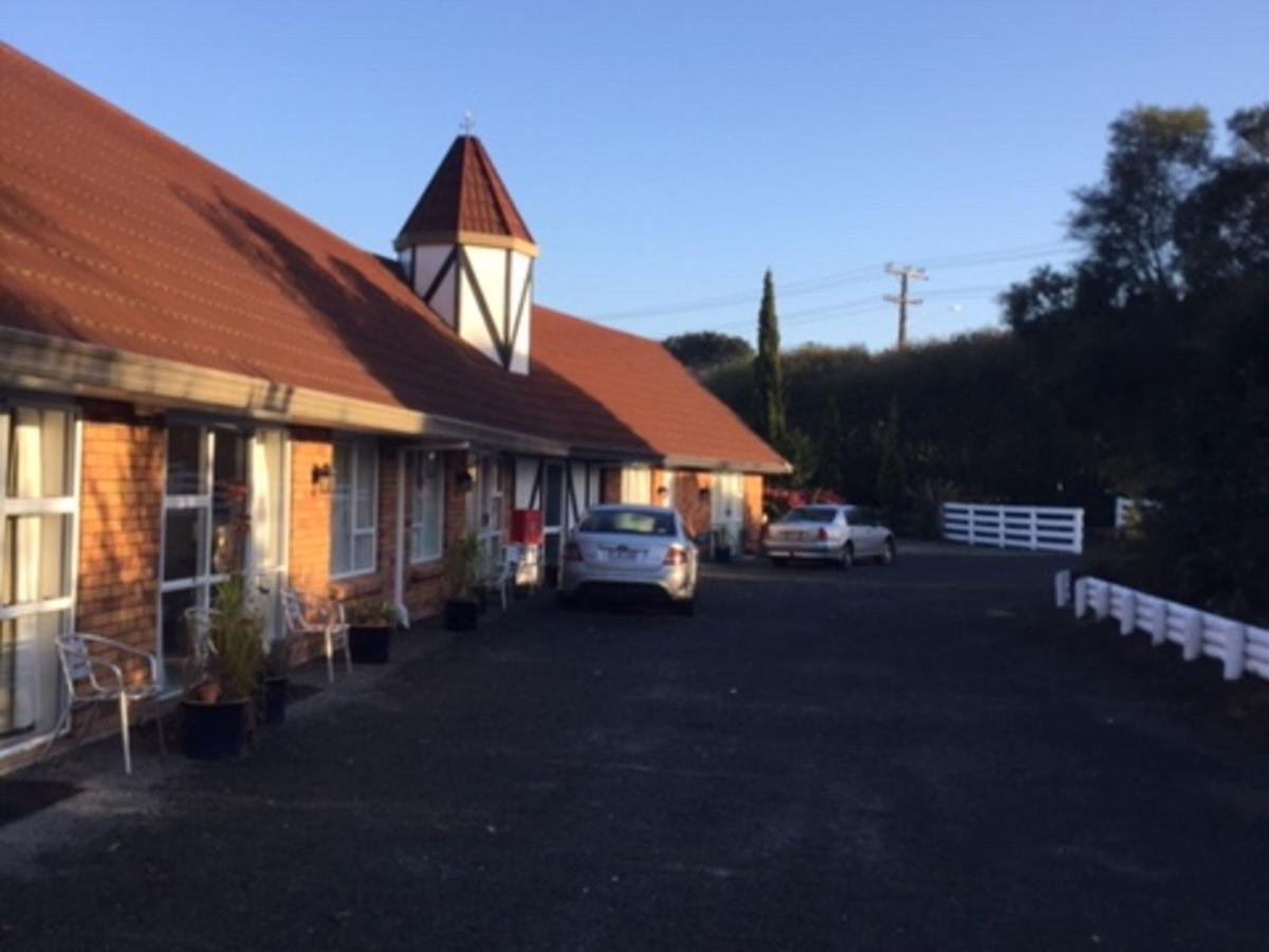 Castle Court Motel Wellsford Exterior foto