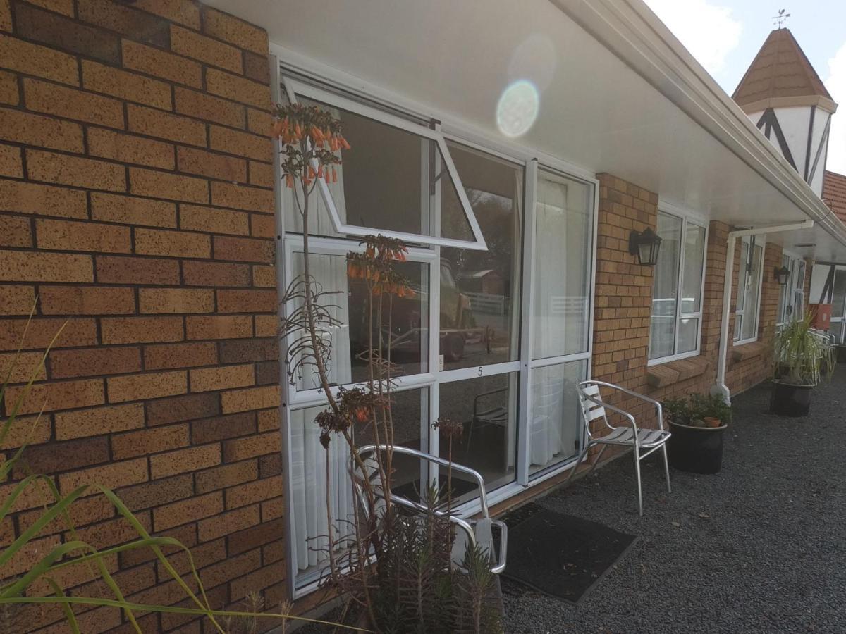 Castle Court Motel Wellsford Exterior foto